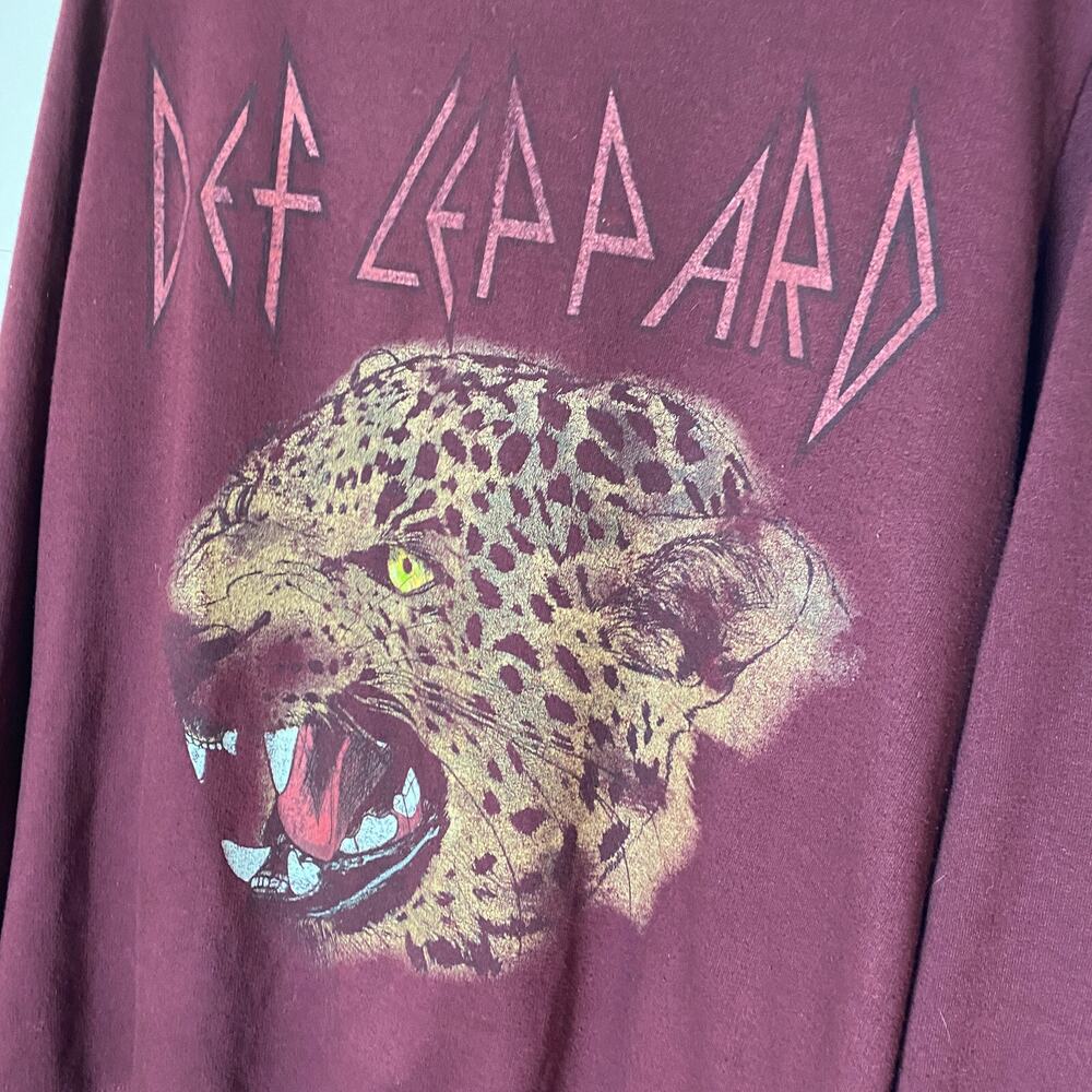 Def Leppard Sweatshirt Crewneck Sz L Burgundy Graphic Distressed Cheetah - Picture 2 of 6